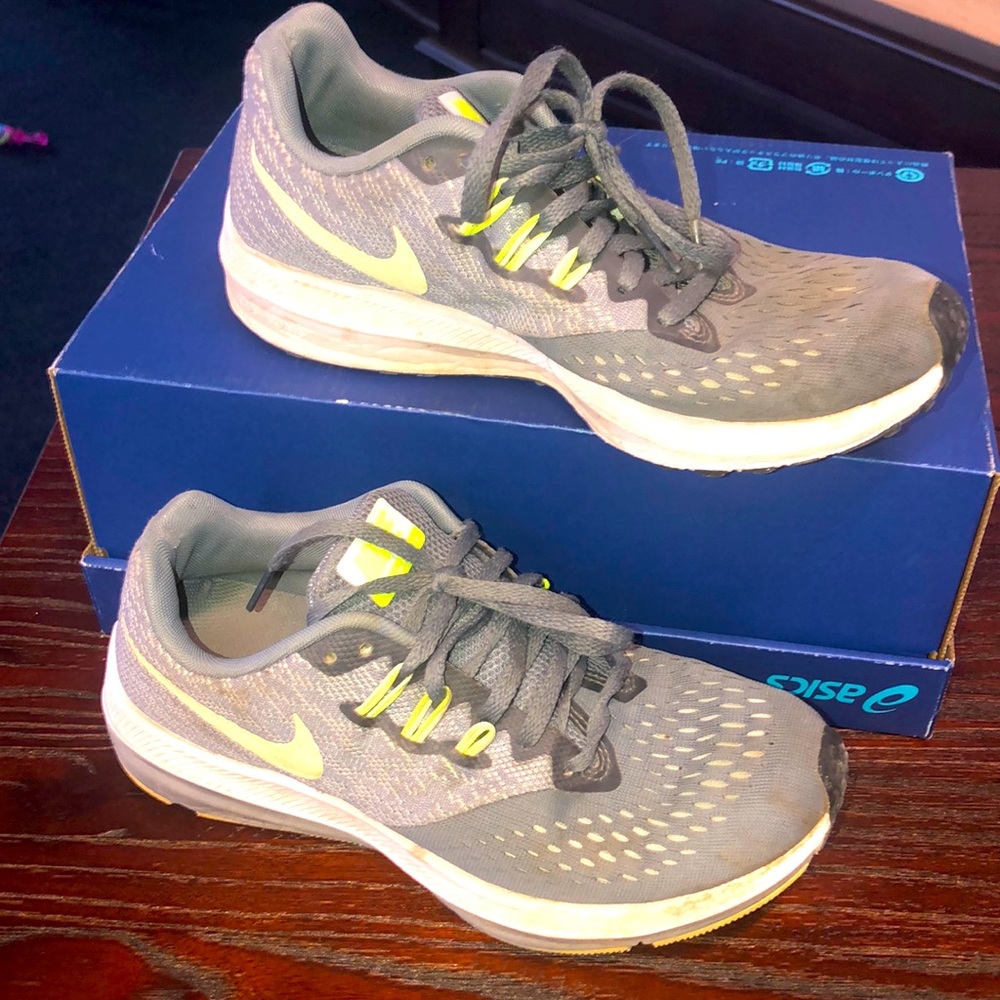 Nike tennis shoes